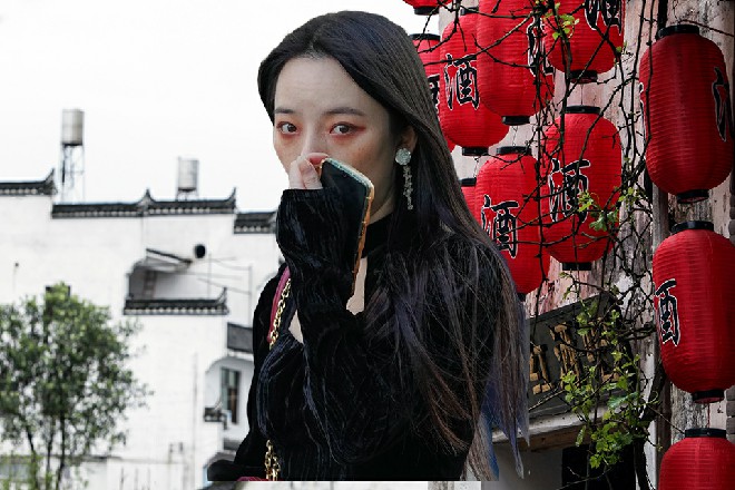 若依把一根香烟塞进小鸟的嘴里，放心地用火机给他点燃