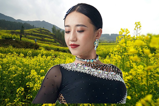 埃隆看到伊轩的身影从灰尘中现出来，简直气炸了脑袋