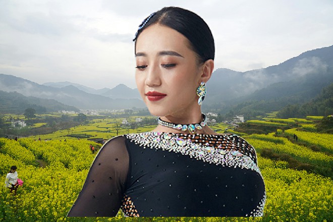 她的动作十分轻盈，不知道的人，还以为她在弹琴一般