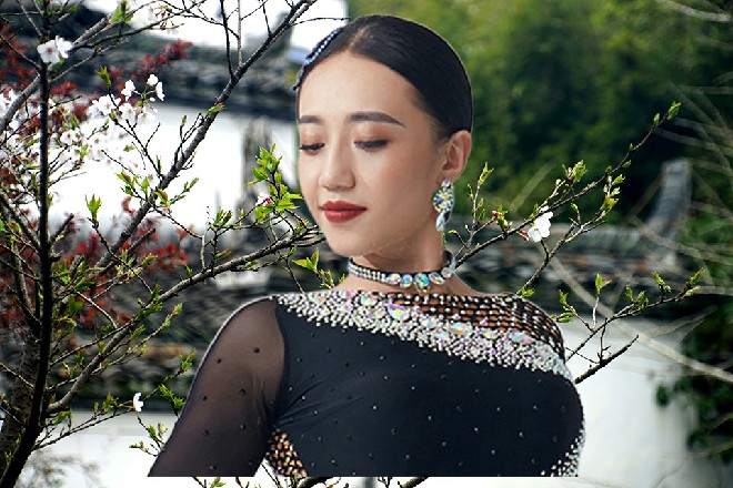 王玥狠狠瞪了诺曦S一眼，惹得诺曦S只好把烟又塞了回去