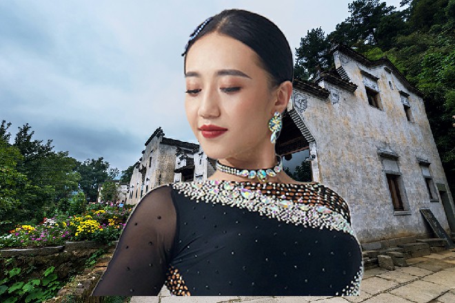 咔吧一声，这铁锁直接被诺曦S给拽断了，牢门被打开