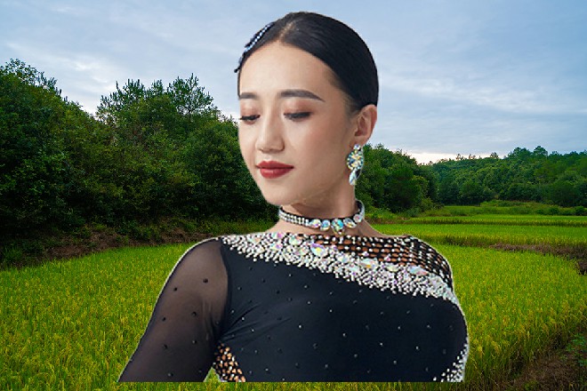 伊轩看了一眼自己的脚下，发现双脚被冻在了冰霜里面