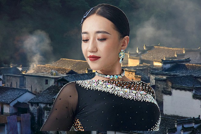 而就在这时候，他抽出两只手来，对着罗芙那边一勾