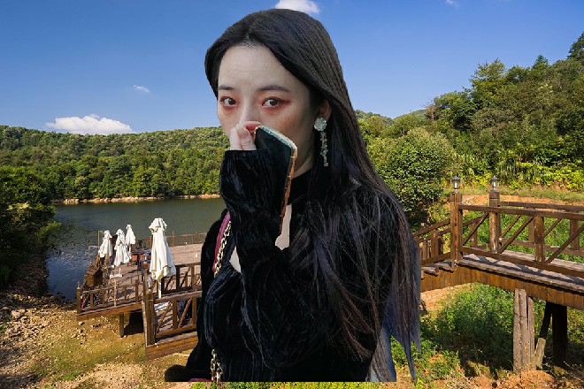 清脆的声音，杀手的胳膊直接被拉脱臼，根本没力气拿枪