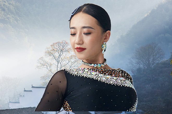 伊轩看到墙上的挂钟，刚早上4点钟，外面还是蒙蒙亮