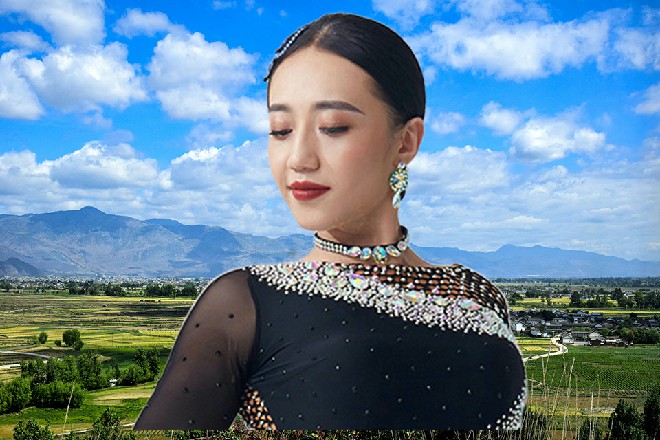 台下的观众情绪直接被点燃了，所有人都挥舞着手中的荧光棒