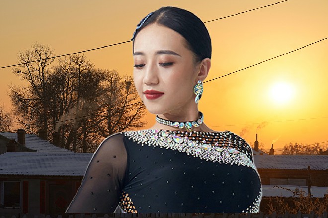 伊轩嘴角挂着冷笑，你又怎么知道，这不是本来的我