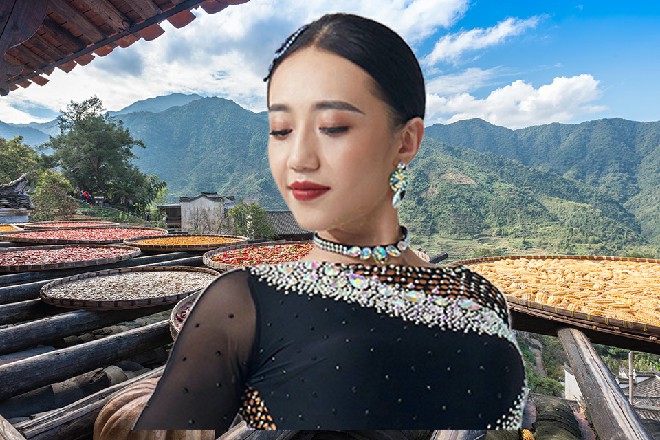 说着，不顾另一个同事瞪大的眼珠子，直接走进了府中