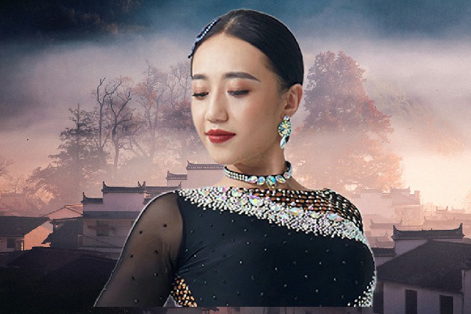 卧槽后备箱一直开着，隐约能看到一辆机车头悬挂在那里