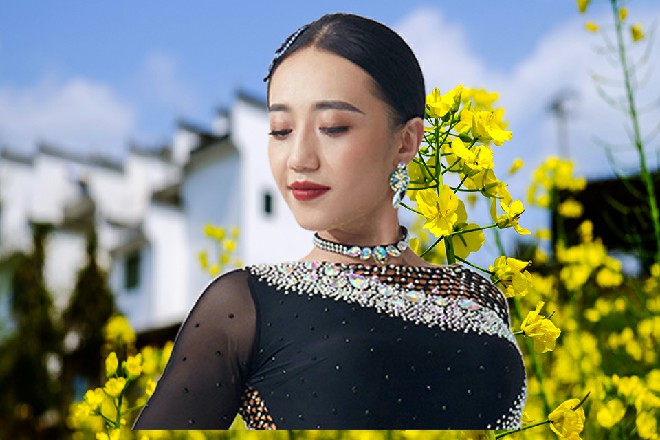 说着，天道直接一掌拍了过来，和红色妖姬的拳头碰撞在一起