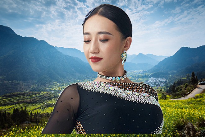 这架潜水艇直接飞了起来，一飞五米多高，远远离开了水面