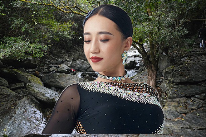 龙智刚想回骂，目光落到罗芙的身上，忽然两眼发直