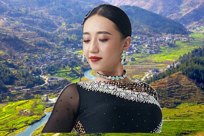 这三翅蜈蚣好像很喜欢若依的样子，又晃起了自己的触角