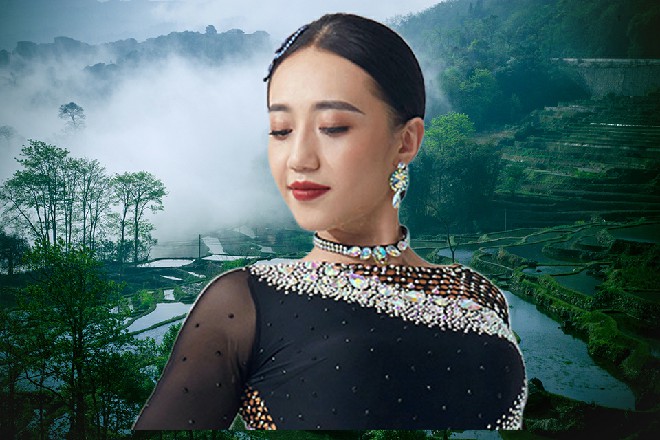 龙娇娇自己也是吃了一惊，看着站在那的龙智，说不出话来