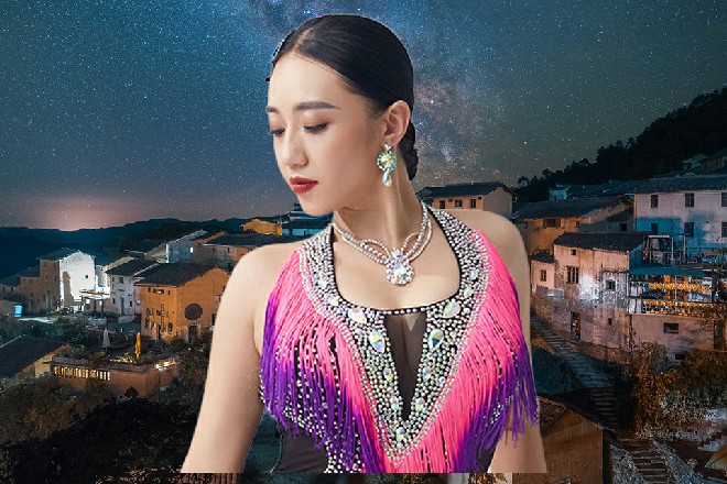 秦海伸手拍碎了那黑色月牙，从天而降，向着天道攻击过来