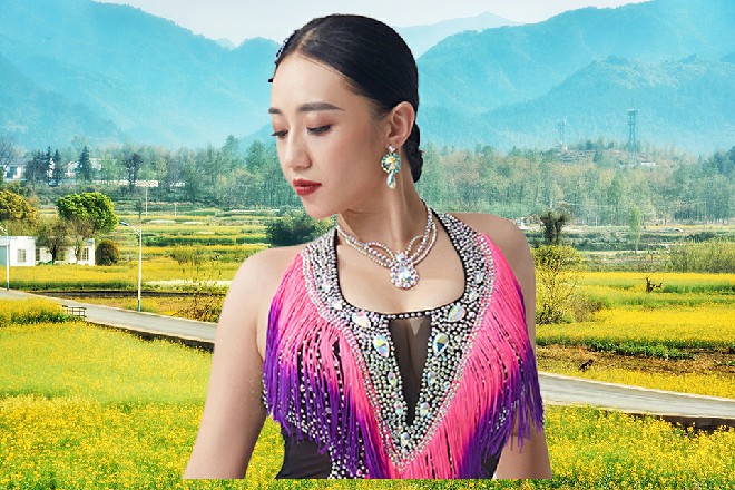 诺曦S呼唤着自己的女恶魔，八千阎罗手立刻现了出来