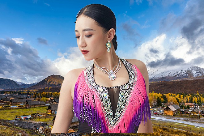 而镜的镰刀切在了空气中，她抬起头来，望着空中的阿泰尔