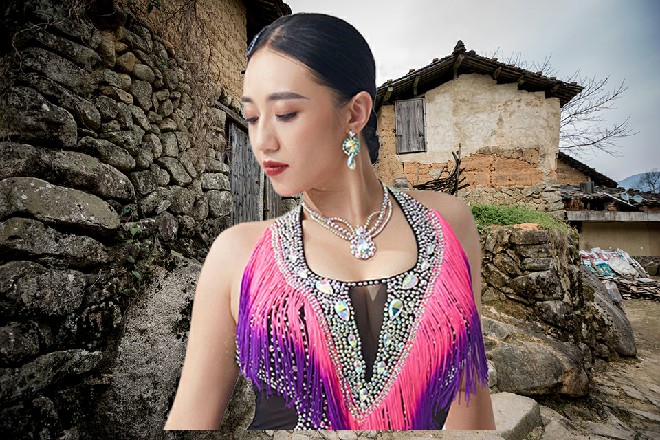 玫瑰男很沉稳，他靠在墙上，仿佛正在让眼睛快速适应黑暗