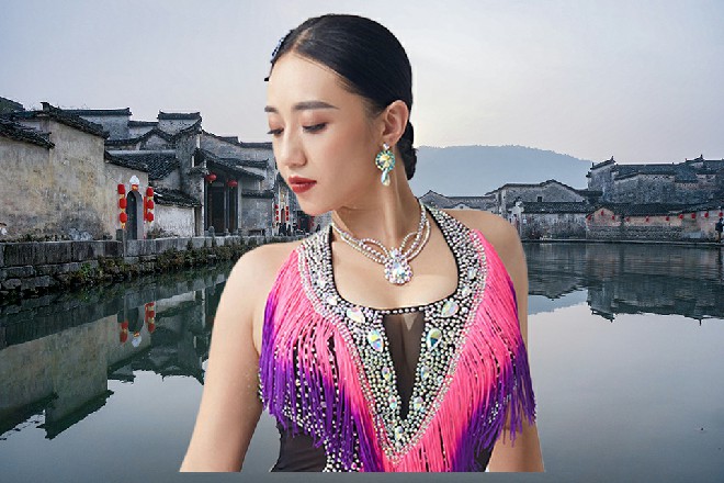 荷娜坐在了身后的皮椅上面，月眉轻轻一扬，看着伊轩