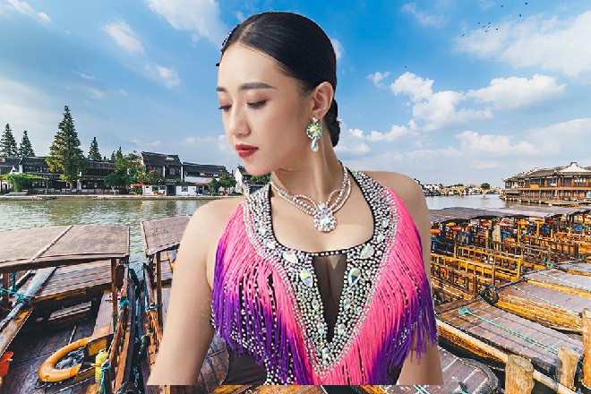 所有的文臣武将立刻都对着黄帝跪拜下来，连连称颂