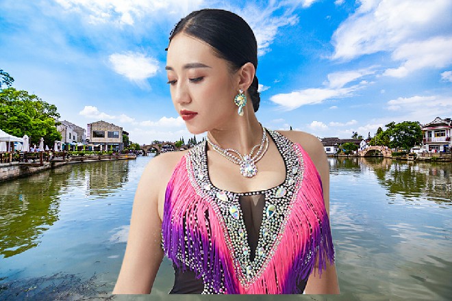 唐杰拍拍胸膛，红色妖姬心里暗骂，擦，我知道你有个屁人品啊