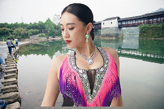 他腰部一扭，但料想中把伊轩放倒的一幕却并没有出现