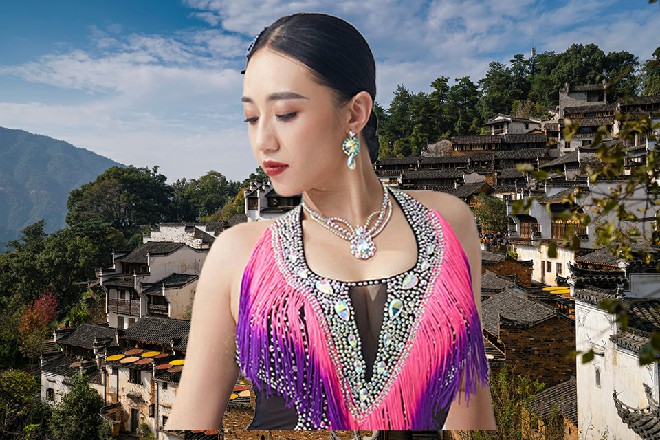 一团黑色的蘑菇云直冲云霄，远处一座高山化作虚无