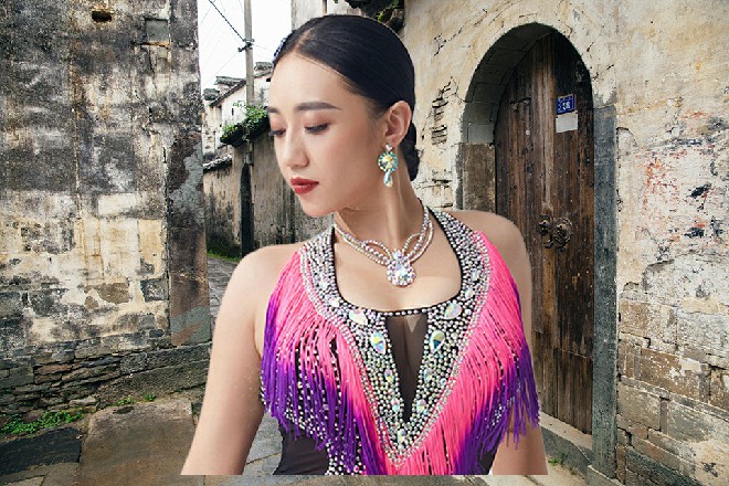 诺曦S觉得自己说不定能从这位大叔口中打听出什么来