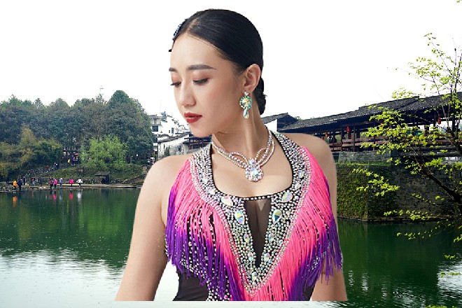 诺曦S说着，伸出双手来，抓起了一把蓝色的方天画戟