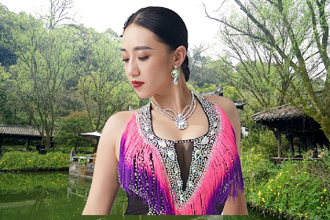 但码头的几艘大船却都停在那，也没人上前接他的生意