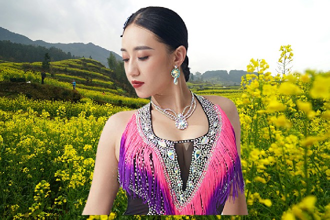 他头顶长着两对弯曲的犄角，就跟四把弯刀似的，十分锋利