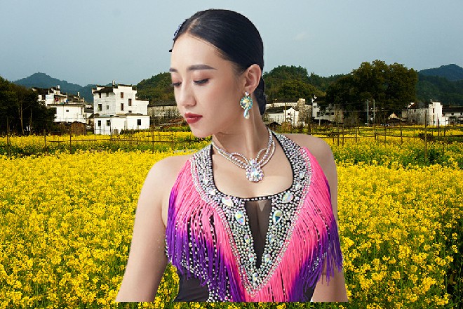 几个穿着白袍的学者围坐成一团，其中一个提出了这个疑问