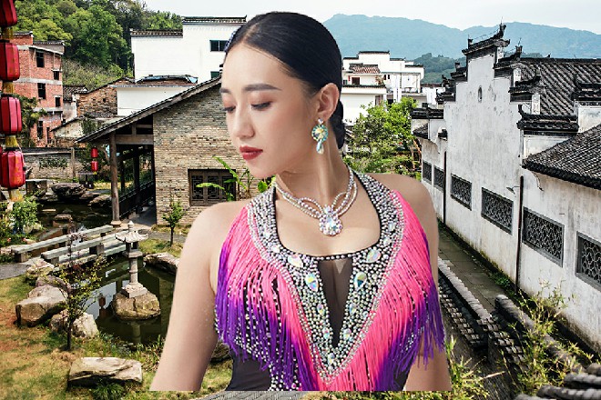 两个人一路来到了西餐厅，进去之后，苏曼s看到了一个熟人