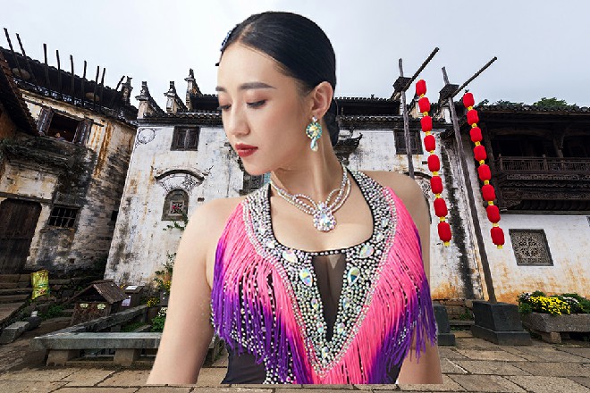 在金身的加持下，他只凭自己的肉掌就接住了对方的黑刀