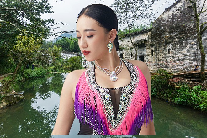 左京华从地上一跃而起，然后一拳再次向着若依当头砸下