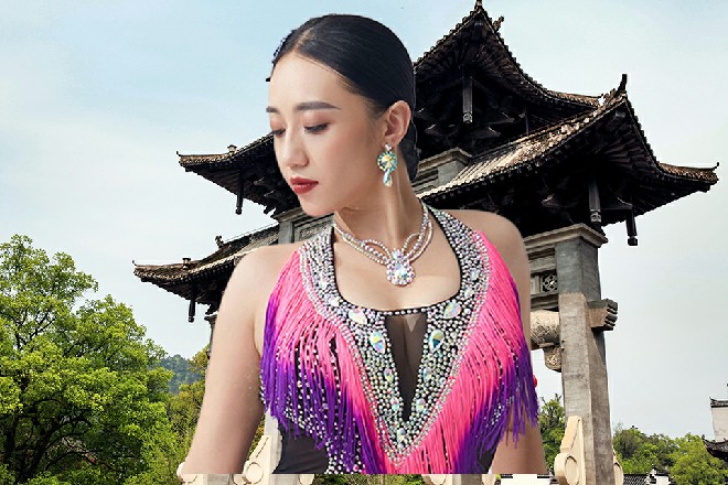 蓝水心带着诺曦S出了房间，来到旁边一座小平房前面