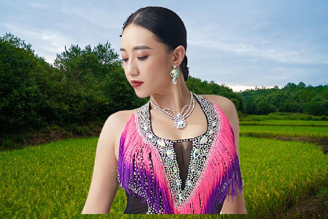 当光芒散去的时候，巴囚拉整个人被烧焦，缓缓下坠