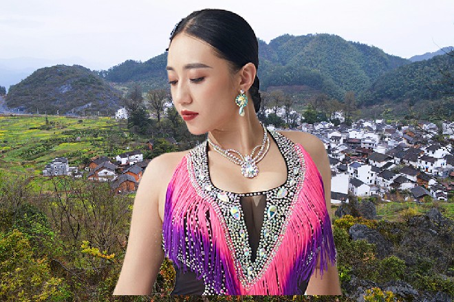 尼玛总比金字塔近，诺曦S一脚油门，车子顿时蹿了出去