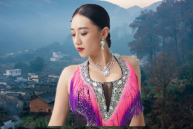 女孩子也是有气无力的，但依然很热心地询问红色妖姬的状况