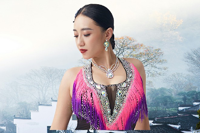 陈佳音听到了伊轩的声音，她抬起头来，看了伊轩一眼