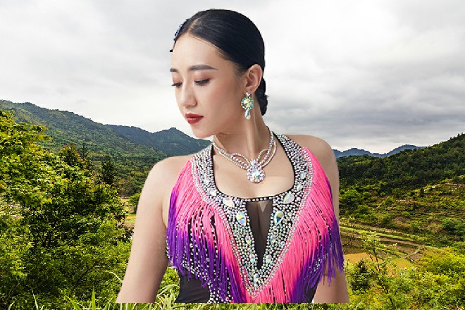 按照他的掌力，就算是一堵水泥墙，也会留下一个巴掌印来