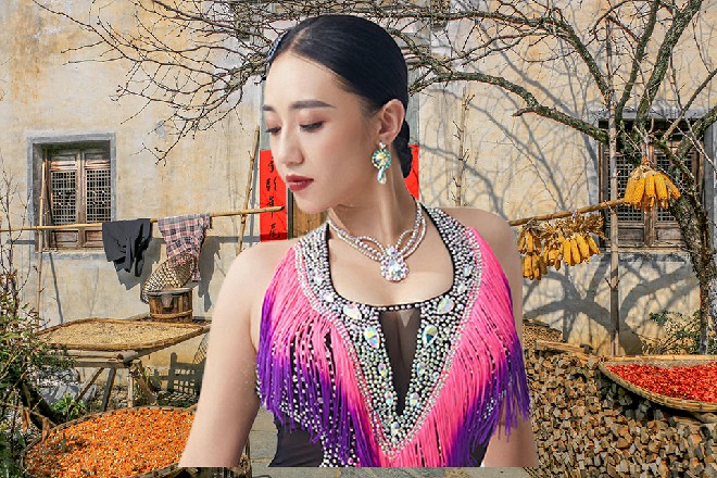 陈佳音忽然凑上前来，轻轻在诺曦S的脸颊上吻了一下