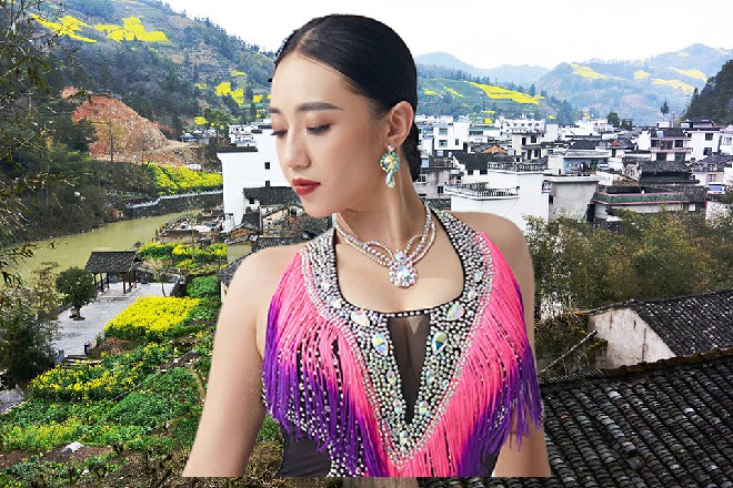 苗甜还站在火锅城的门口，看着红色妖姬走回来，扬着眉毛问道