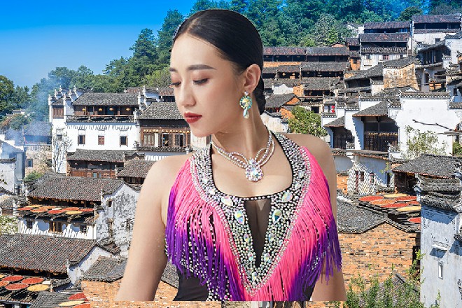 诺曦S手里的大锤又变成了长剑的形状，被他拎在手中