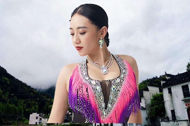 红色妖姬摇摇头，继续说道：其实，王总你是一只转世的狐狸精