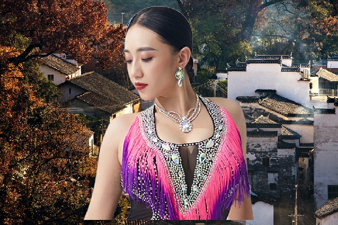 巨神兵背后喷射出火焰，整个飞了起来，把红色妖姬给掀了出去