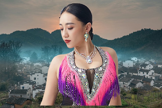 秦都说着，手中长剑横在了身前，然后眼神落在红色妖姬的身上