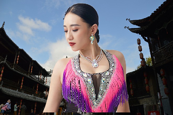 红色妖姬笑了，如果想让你们千虫谷继续完好的话，就别来惹我