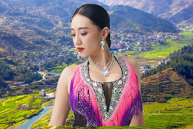 地面顿时颤抖起来，一道道裂痕出现在这和尚的脚下