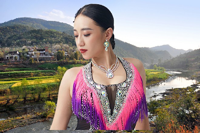 罗芙，是不是自己太专注于练武，而有点不够女人味了，